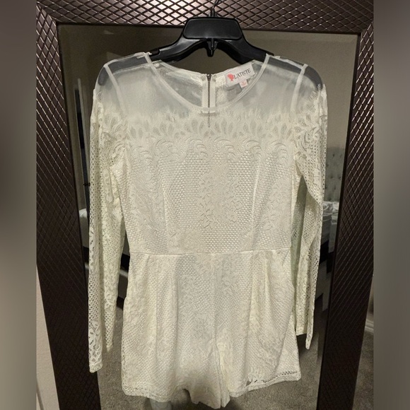 You’re cute white lacy romper - Picture 1 of 3